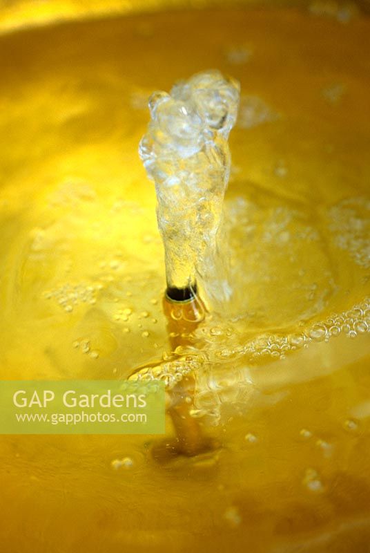 Intérieur de la fontaine dorée avec de l'eau qui coule Contemporain London Garden Barnes Design par Jo Swift The Plant Room