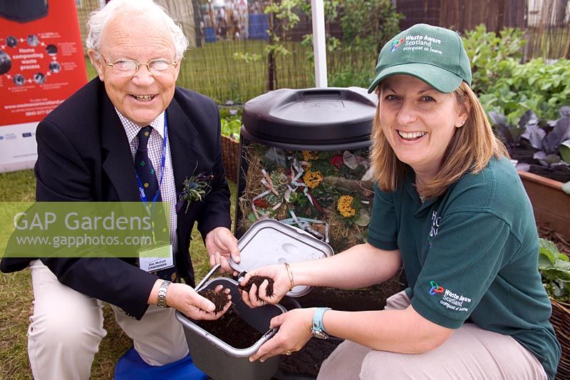 Jim McColl Président de Gardening Scotland 2007 sur le stand Composting at Home avec Marion Fraser, représentante chez Gardening Sc