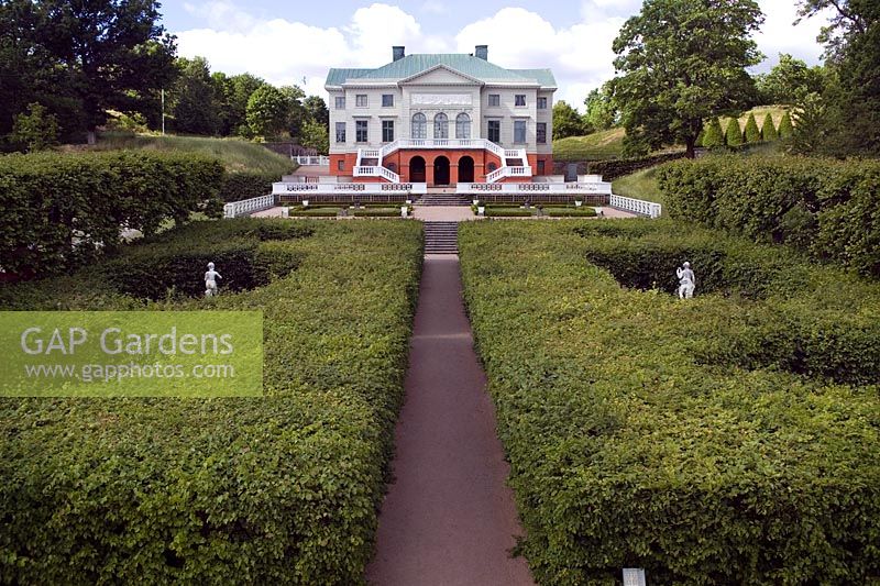 Gunnebo House Göteborg Suède Vue de l'étang vers la maison principale sur le Bosquet jardins baroques français