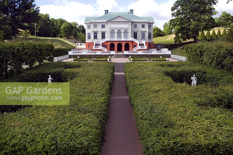 Gunnebo House Göteborg Suède Vue de l'étang vers la maison principale sur le Bosquet jardins baroques français