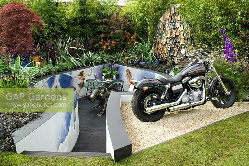 Moto Harley Davidson dans un jardin de 'motards' englouti. L'AS de pique. Conception de David Domoney. Médaille en argent doré Domoney Ltd.
