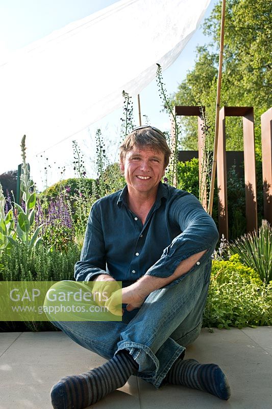 Le concepteur de jardin Andy Sturgeon a l'air cool, partageant l'ombre avec ses plantes dans son jardin télégraphique