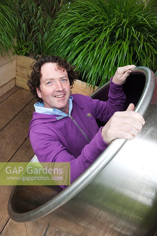 Diarmuid Gavin entrant dans la chute en acier inoxydable de son Westland Magical Garden, Chelsea Flower Show 2012