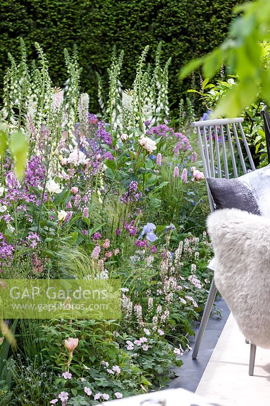 Jardin vivace dans des tons de couleur rose / blanc / bleu