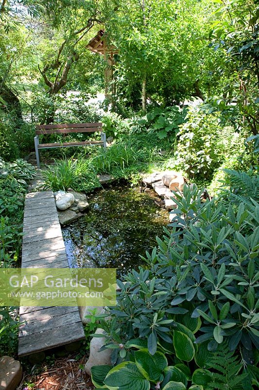 Jardin ombragé avec petit étang