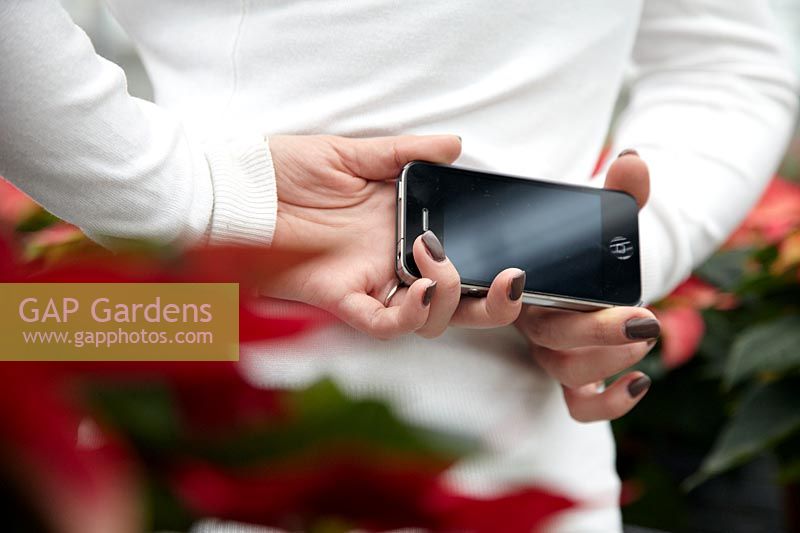 Jeune femme tient un téléphone intelligent