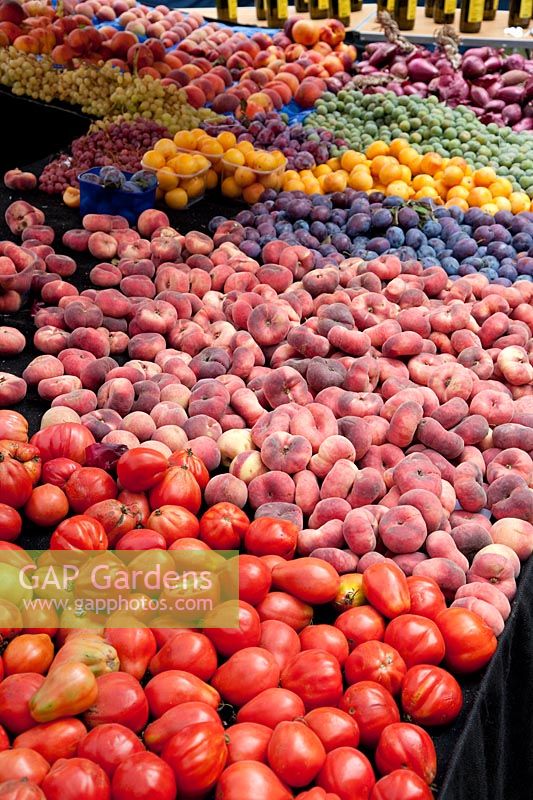 Stand de fruits et légumes colorés