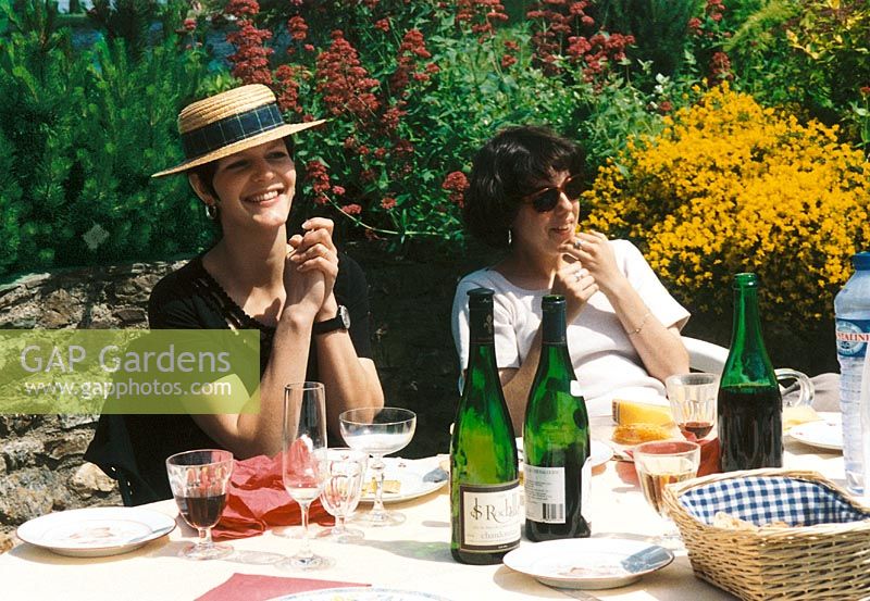 Frauen bei Tisch auf Terrasse im Sommer