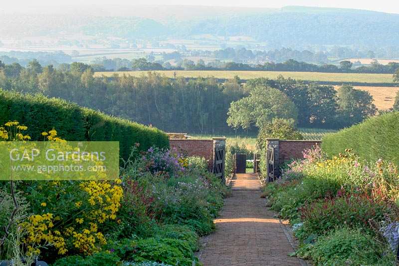 Jardin clos de Barleywood, Wrington, Somerset, Royaume-Uni. Fin d'été dans un grand potager bio avec vue sur Somerset.