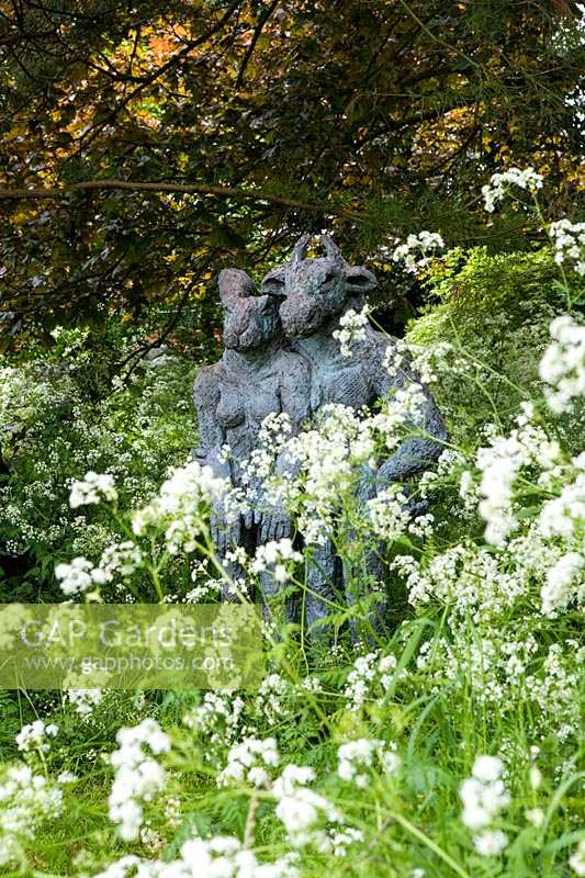 Barnsley House Gardens, Glos., Royaume-Uni. Ancien jardin de Rosemary Verey, statues cachées parmi Cow Parsley au bord du jardin