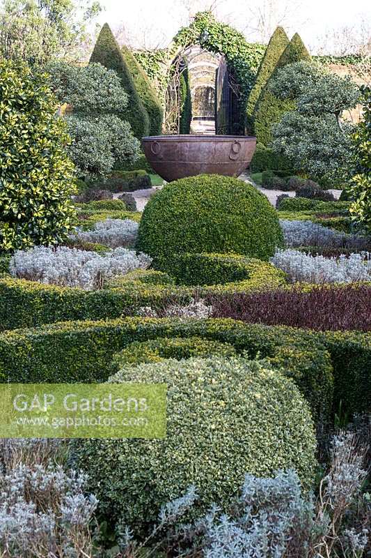 Abbey House Gardens, Malmesbury, Wiltshire. Jardin topiaire en hiver montrant la structure et la forme