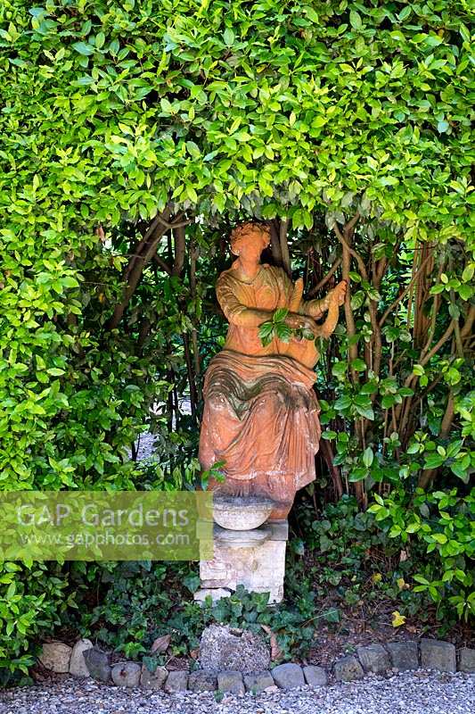 Statue en terre cuite dans les jardins Giardino Corsi, Florence, Italie