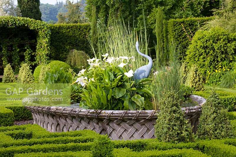 Bourton House Garden, Glos., UK (Paice) étang orné dans le jardin de noeud