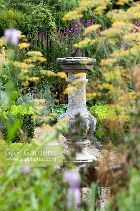 Capel Manor Gardens, Londres. Cadran solaire dans le jardin de noeud formel, parterre