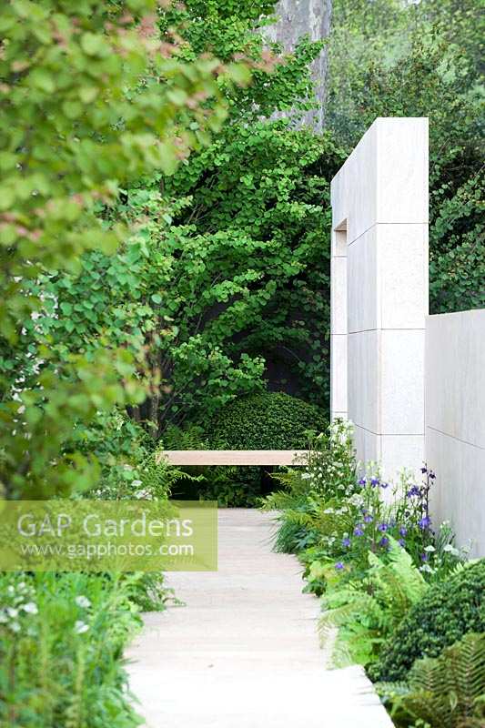 Chemins et terrasses formels dans le jardin inspirés des 'Arts et Métiers', Le Jardin MG, des. Andy Sturgeon.
