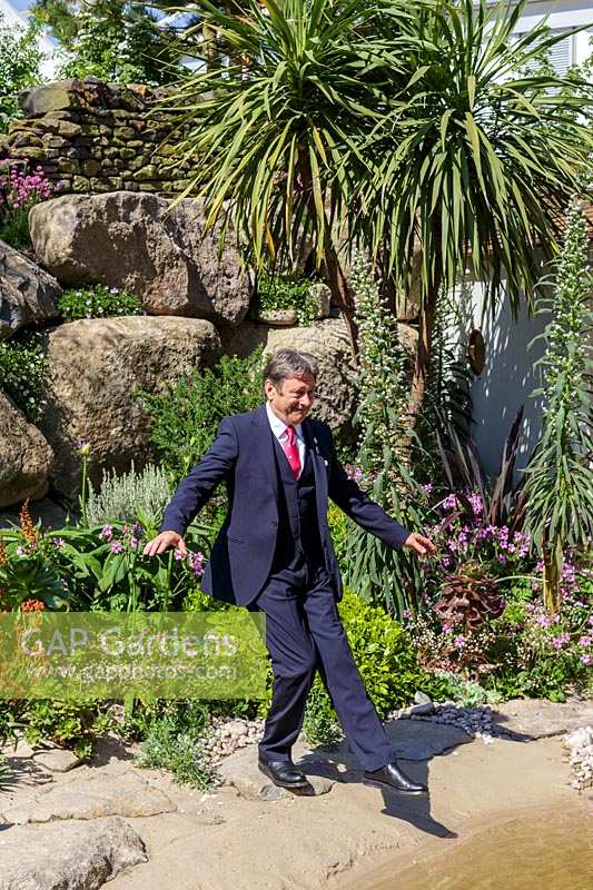 RHS Chelsea Flower Show 2014. Alan Titchmarsh 'plongeant son orteil' dans son propre étang de jardin.