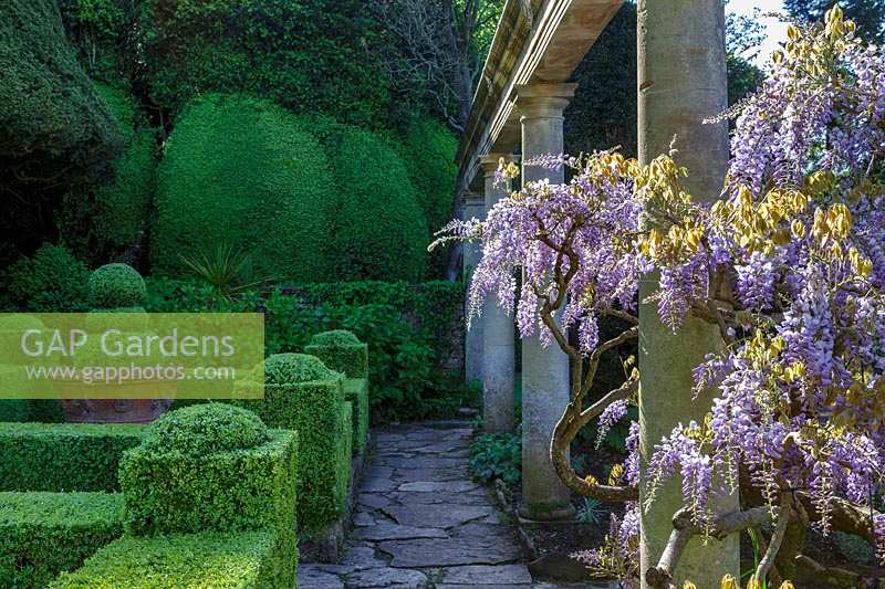 Iford Manor, Wiltshire ,. Au début de l'été, jardin à l'italienne conçu par Harold Peto