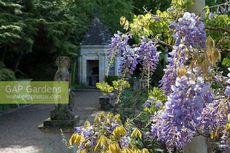 Iford Manor, Wiltshire ,. Au début de l'été, le jardin Italiante conçu par Harold Peto