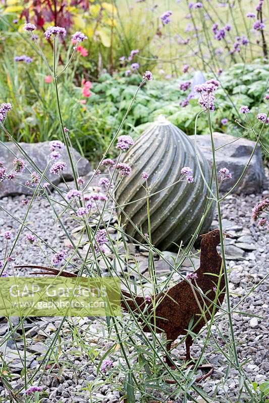 Little Ash Garden, Fenny Bridge, Devon. Jardin d'automne. Jardin de gravier avec sculpture de faisan en métal rouillé et eau bouillonnante