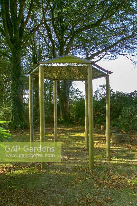 Jardin Pinsla, Cornwall, UK. Jardin de fin d'été, maison d'été rustique / abri dans un jardin boisé avec plafond en miroir à l'intérieur