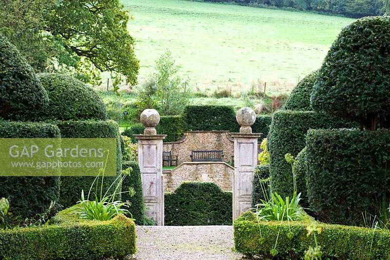 Owlpen Manor, Gloucestershire, Royaume-Uni. Automne, vue sur le jardin topiaire