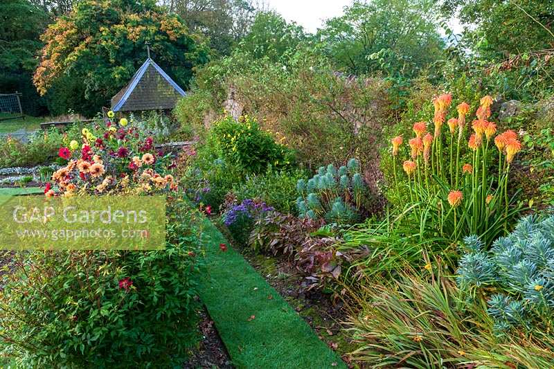 Perrycroft, Herefordshire. (Archer) jardin d'automne avec Dahlias et Kniphofia rooperi, (PR disponible)