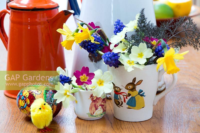 Fleurs de Pâques et décorations dans un vase
