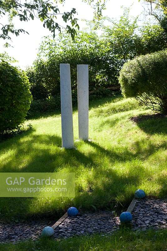 Jardin de Carole Waller à Bathford, Somerset, l'été. Installations artistiques dans le jardin de l'artiste Carole Waller