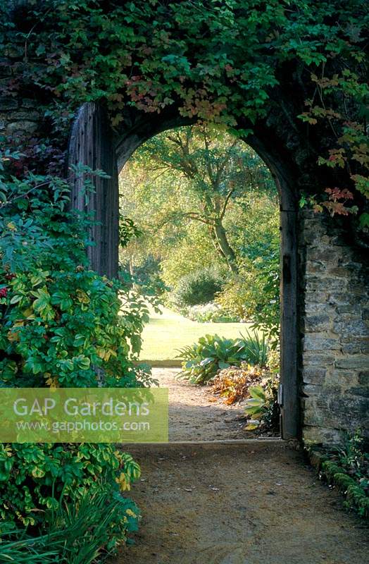 Munstead Wood Surrey Gertrude Jekyll porte en mur de pierre jardin d'été