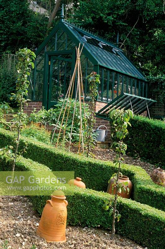 Juin Alan Titchmarsh's garden Hampshire Potager sur site en pente Green House garden combinaison de plantes