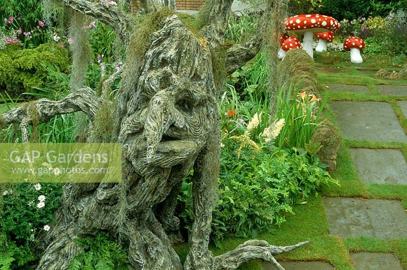 Hampton Court FS 1992 Jardin de fantaisie pour enfants avec troll arbre noueux avec visage sièges champignon féerique et table