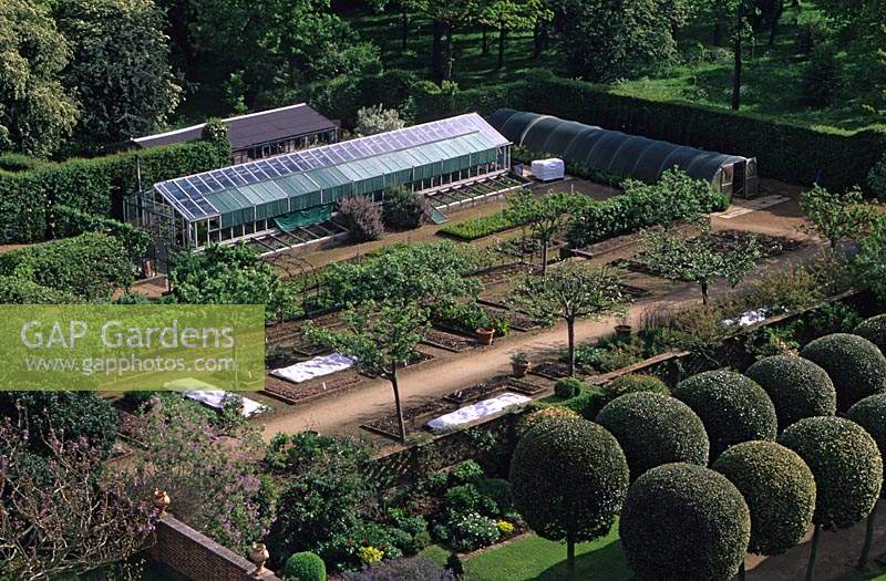 Maison Hatfield. Hertfordshire. Jardin potager de cuisine biologique sur vue. maisons de verre.