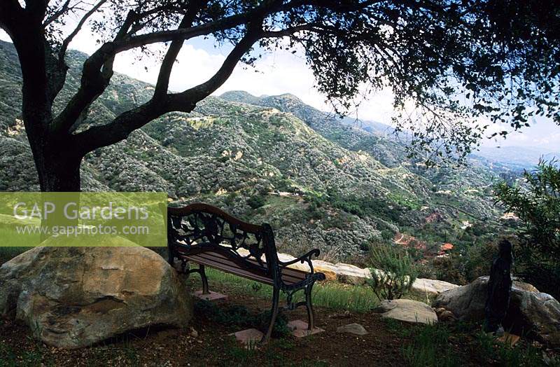 Mount Calvery Santa Barbara California banc sous chêne ombragé avec vue sur les collines environnantes