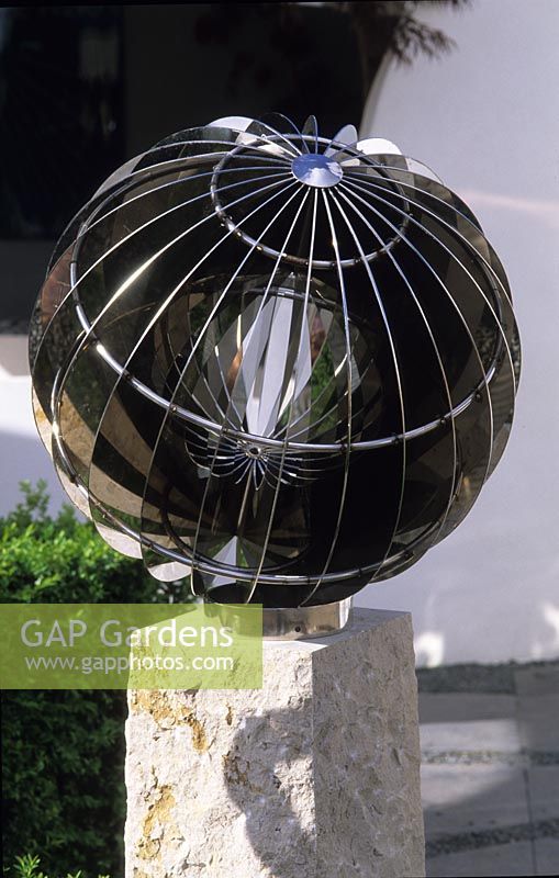Sphère armillaire moderne par David Harbour en acier inoxydable