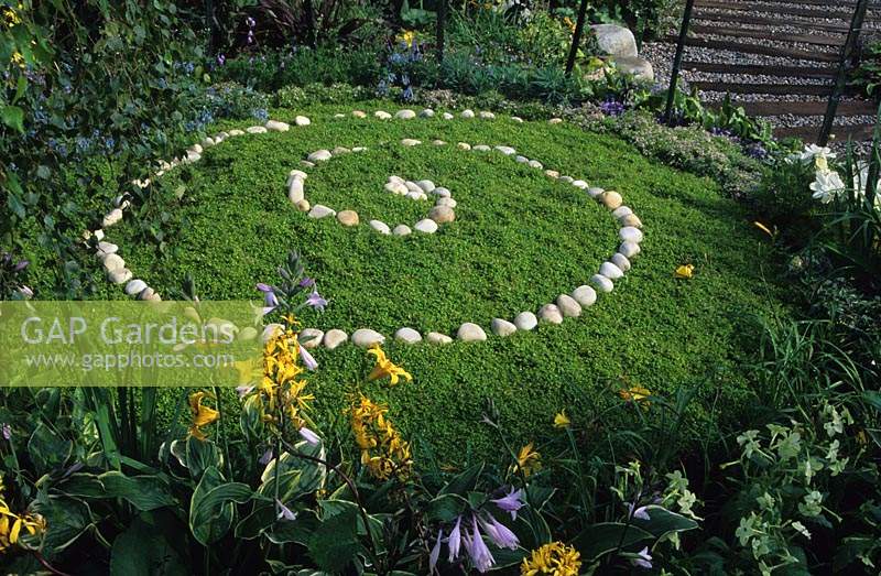 Hampton Court FS 1999 Design Karen Maskell pelouse alternative d'Helexine solierii occupez-vous de vos affaires avec une spirale de pierres