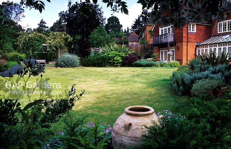 jardin privé Surrey conception Transformer Paysages sol sablonneux sécheresse frappé pelouse sèche