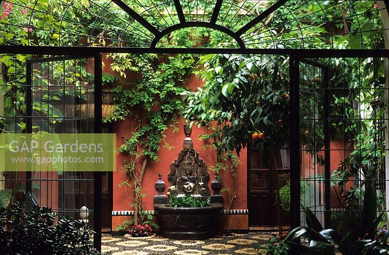 Jardin privé patio Cordoue Espagne Méditerranée couleur orange mur lavé caractéristique de l'eau orangers coupés standard