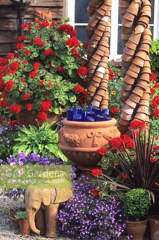 Whichford Pottery Warwickshire pots en terre cuite avec Pelargoniums rouges Nemesia et Lobelia