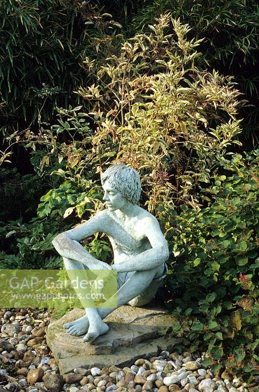 Sculpture figurative assise Denmans Sussex par Marion Smith