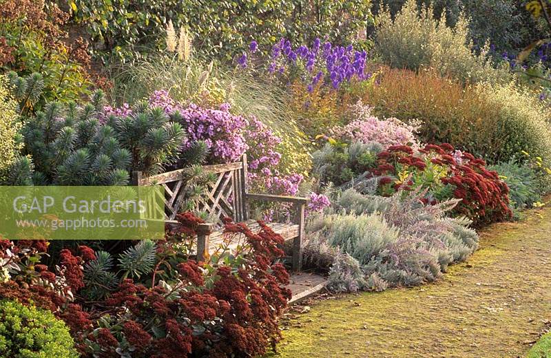 Parham Sussex le parterre de fleurs dans le jardin clos de l'automne banc en bois