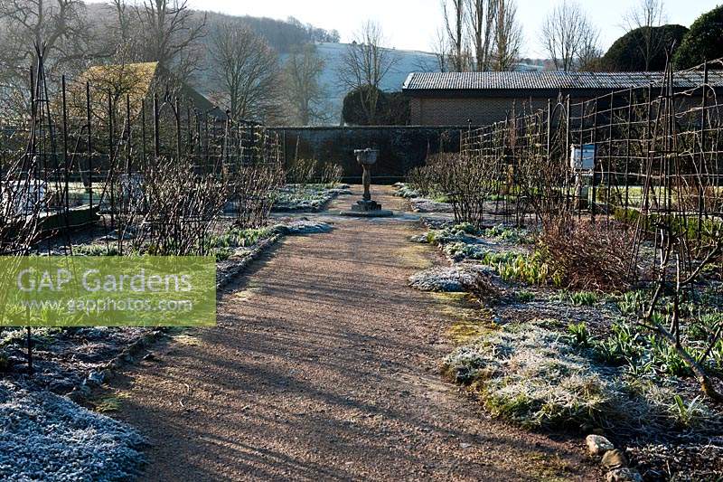 West Dean Sussex jardin clos en hiver gel chemin soleil ombres ensoleillées