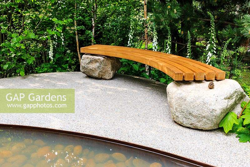 Family Monsters Garden at RHS Chelsea Flower Show 2019 - banc inhabituel - Designer: Alistair Bayford - Sponsor: idverde, Family Action. Médaille d'or, Best Artisan Garden.