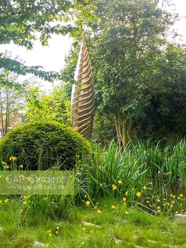 Le Savills and David Harber Garden est un jardin vert représentant une clairière boisée durable. Conçu par Andrew Duff, parrainé par David Harber Savills, RHS Chelsea Flower Show, 2019.