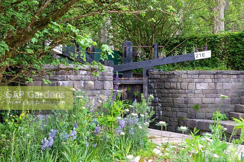 Le Welcome to Yorkshire Garden, RHS Chelsea Flower Show 2019, Design: Mark Gregory, Sponsor: Welcome to Yorkshire - Canal and lock gates