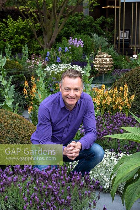 Le jardin Morgan Stanley. Le designer Chris Beardshaw a créé un espace riche en herbacées qui englobe deux capsules de relaxation. Remporté une médaille d'or RHS. Concepteur: Chris Beardshaw. Parrain: Morgan Stanley.