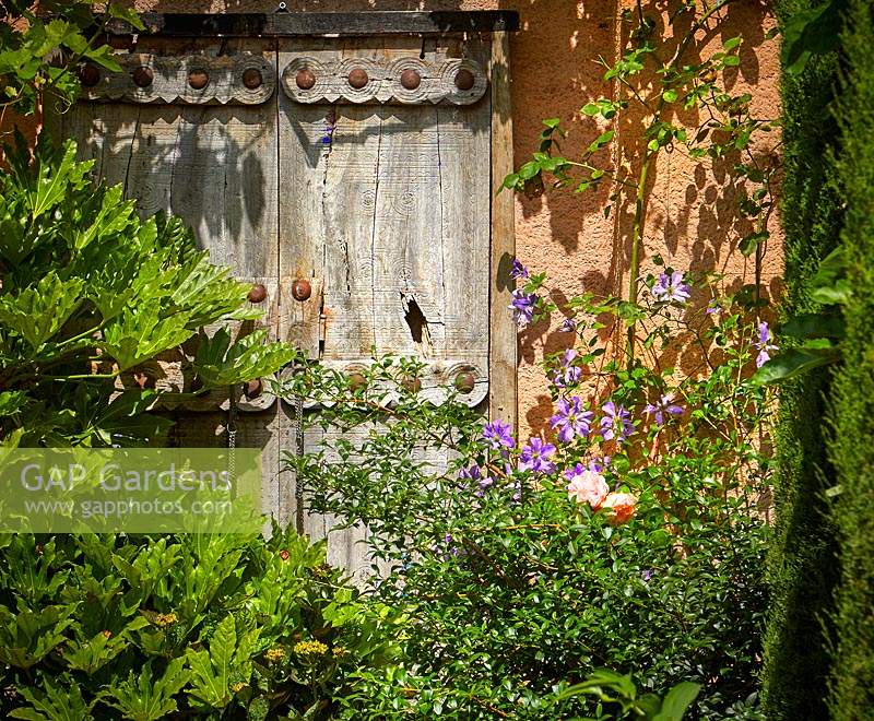 Portes ornées décoratives dans The Carpet Garden, Highgrove, juin 2019.