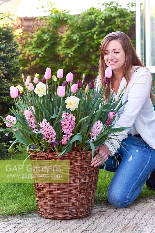 Jeune femme aux fleurs de printemps