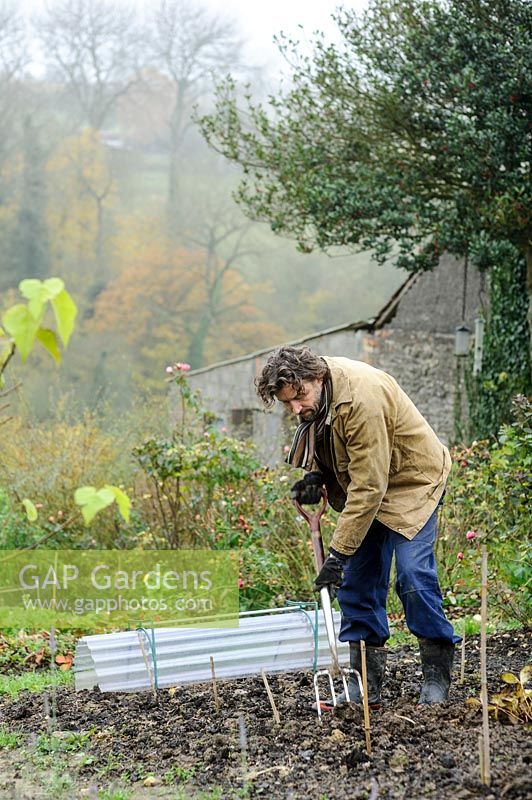 Creusement hivernal - Les sols argileux sont améliorés par l'action du gel hivernal, en novembre.