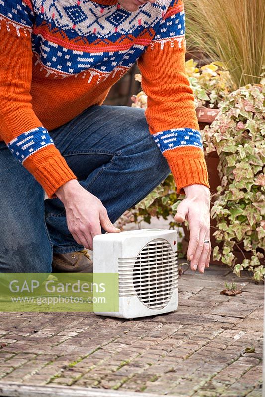 La vérification d'un radiateur soufflant à effet de serre fonctionne au début de l'hiver.