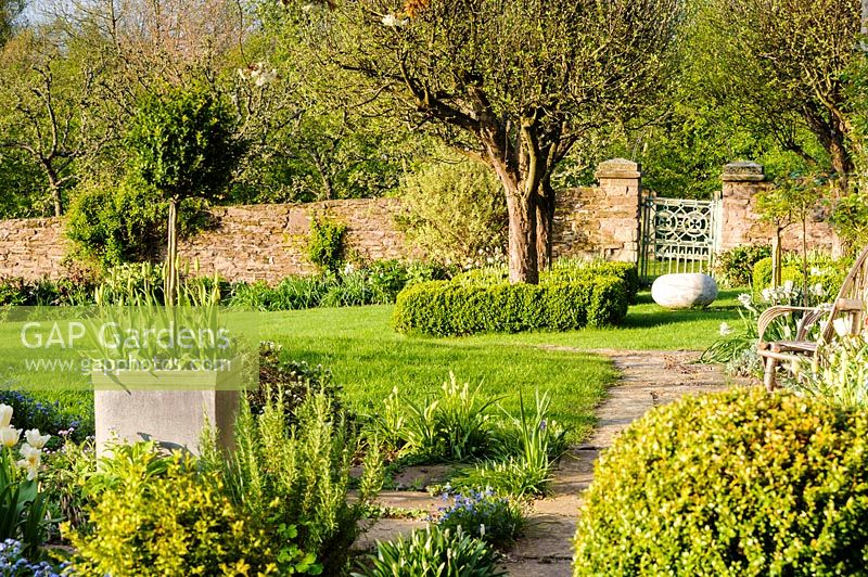 Vue sur le jardin en terrasse à Brilley Court Farm, Whitney-on-Wye, Herefordshire, Royaume-Uni.